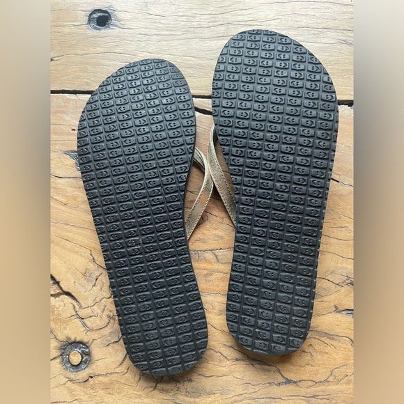 Sanuk Women's Yoga Black and Gold Metallic Flip Flops NWOT Size 10 - Picture 7 of 8